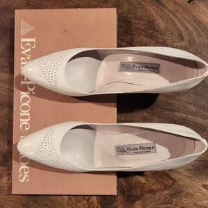 Vintage Evan Picone Women's Leather Ivory Heels With Preforated Detail 8 N